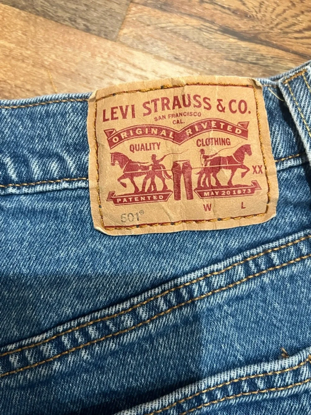 Levi's Distressed Blue High-Rise Denim Shorts Button Fly Size 29 Classic EUC 501 - Picture 3 of 4